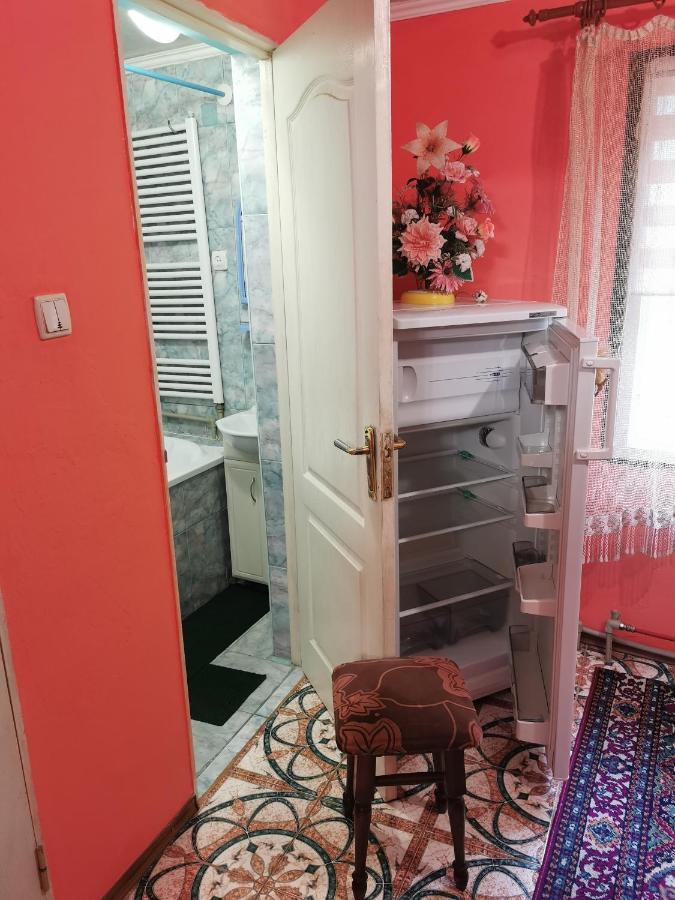 Apartment 5 *